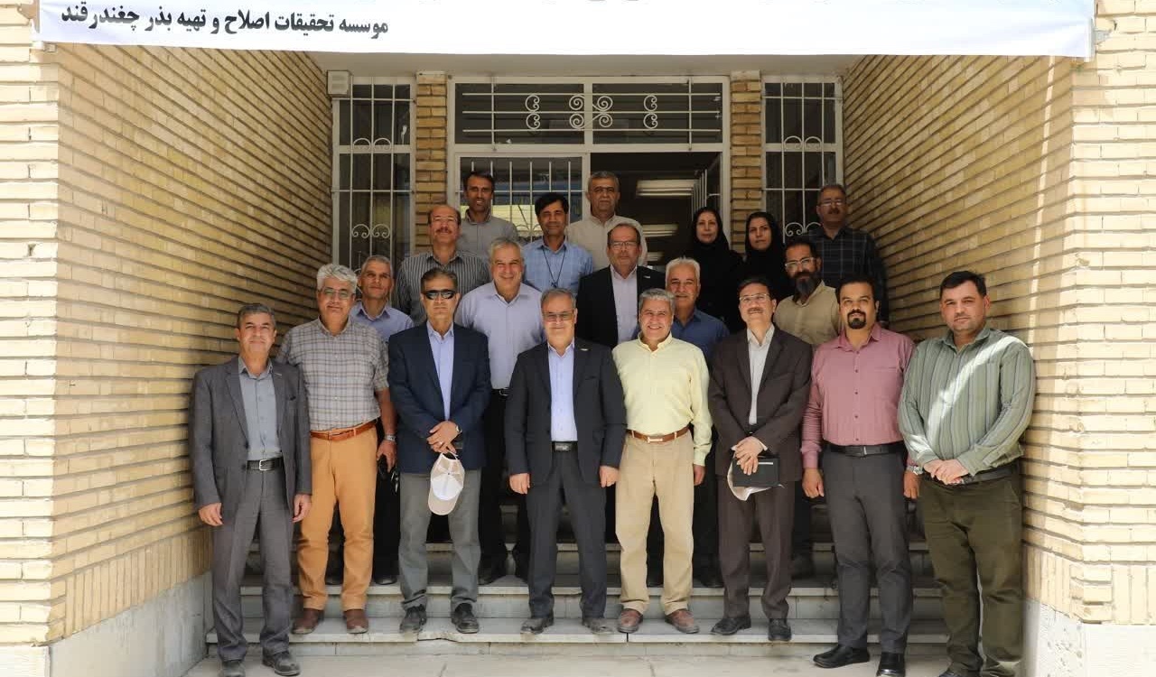 فیلم بازدید غلامرضا گل‌محمدی معاون وزیر و رئیس سازمان تحقیقات، آموزش و ترویج کشاورزی از مزرعه پژوهشی و کارخانه فرآوری و پوشش دهی بذر مؤسسه تحقیقات اصلاح و تهیه بذر چغندرقند