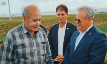 معاون وزیر و رئیس سازمان تات، در وسط میدان